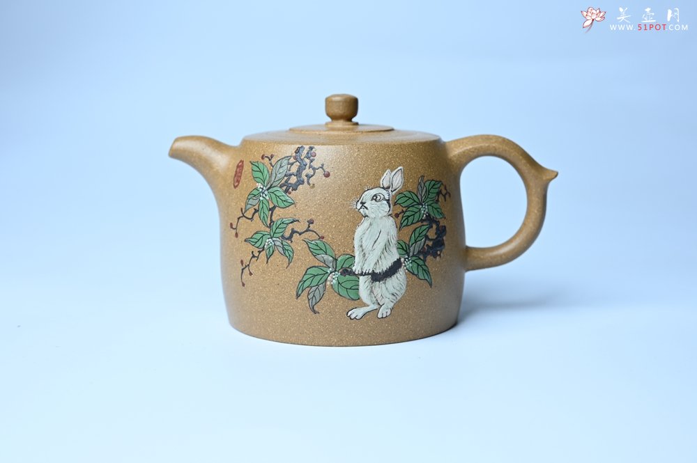 紫砂壶图片：美壶特惠 精致特好黄段泥井栏壶 泥绘祥瑞兔子 惠风和畅 寓意吉祥好运常来 - 宜兴紫砂壶网