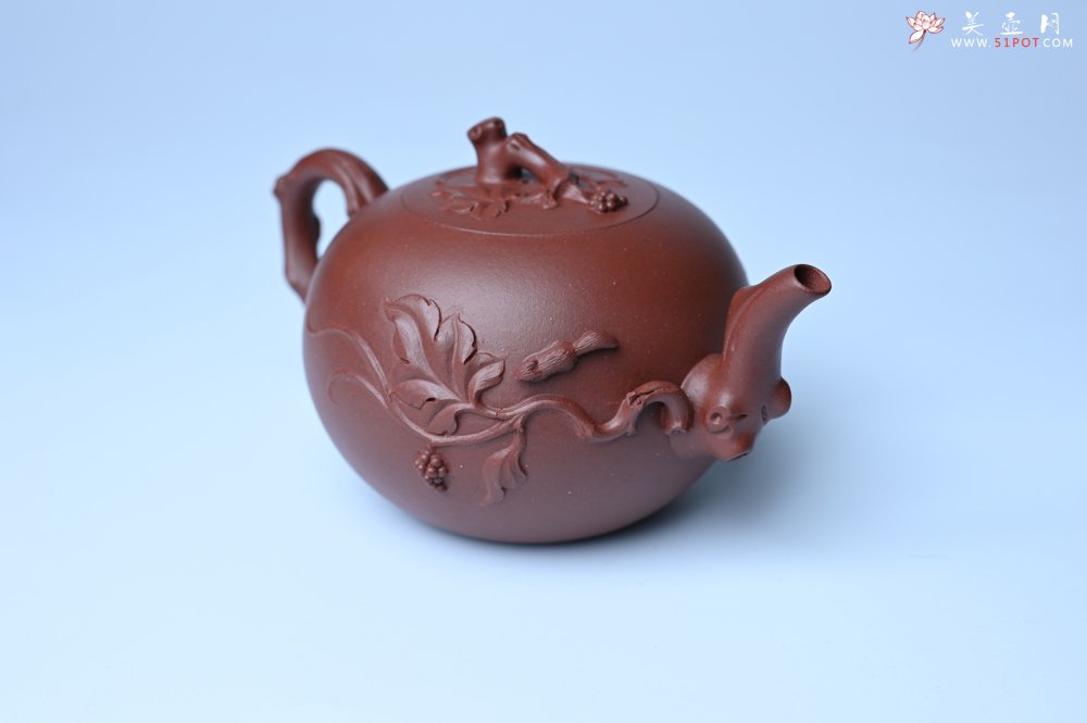 紫砂壶图片：实力派国工顾顺荣和夫人尹璐合作款 黄龙山紫泥松鼠葡萄壶270cc - 宜兴紫砂壶网