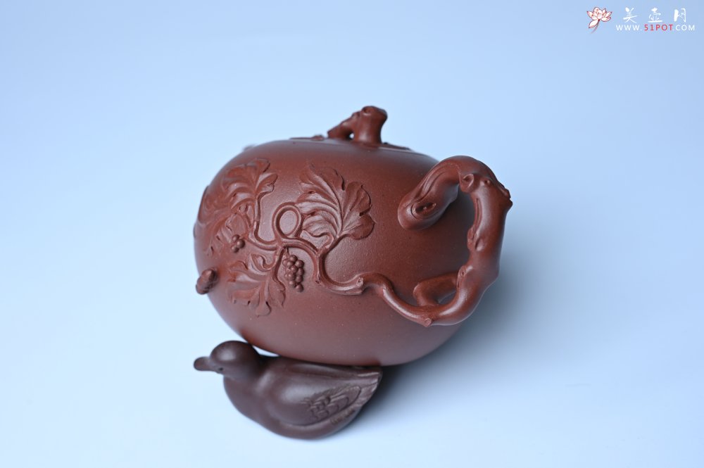 紫砂壶图片：实力派国工顾顺荣和夫人尹璐合作款 黄龙山紫泥松鼠葡萄壶270cc - 宜兴紫砂壶网