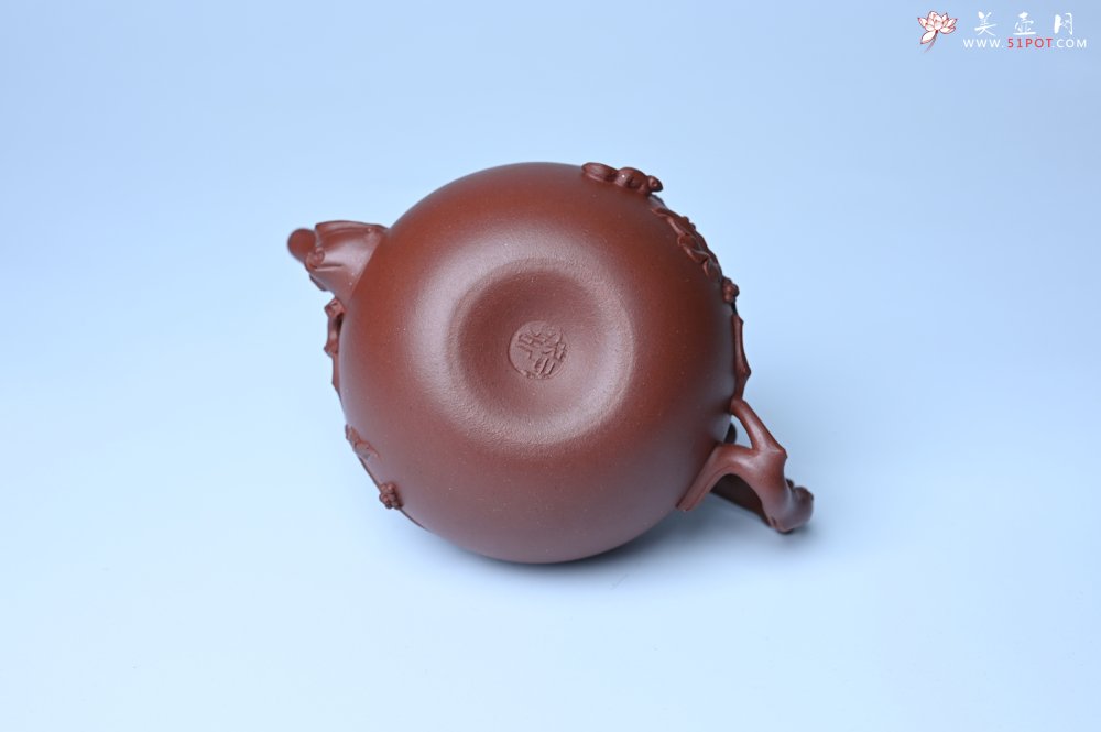 紫砂壶图片：实力派国工顾顺荣和夫人尹璐合作款 黄龙山紫泥松鼠葡萄壶270cc - 宜兴紫砂壶网