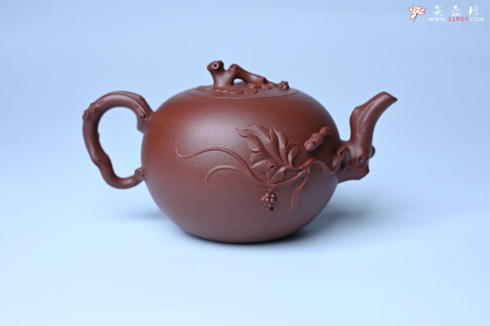 紫砂壶图片：实力派国工顾顺荣和夫人尹璐合作款 黄龙山紫泥松鼠葡萄壶270cc - 宜兴紫砂壶网