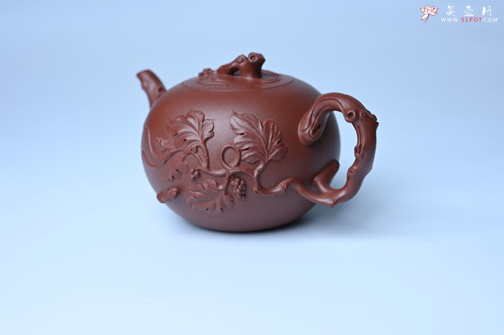 紫砂壶图片：实力派国工顾顺荣和夫人尹璐合作款 黄龙山紫泥松鼠葡萄壶270cc - 宜兴紫砂壶网