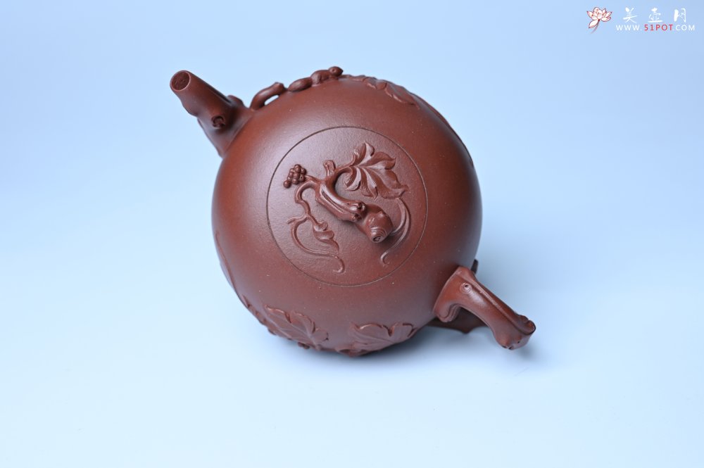 紫砂壶图片：实力派国工顾顺荣和夫人尹璐合作款 黄龙山紫泥松鼠葡萄壶270cc - 宜兴紫砂壶网