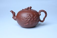 紫砂壶图片：实力派国工顾顺荣和夫人尹璐合作款 黄龙山紫泥松鼠葡萄壶270cc - 宜兴紫砂壶网