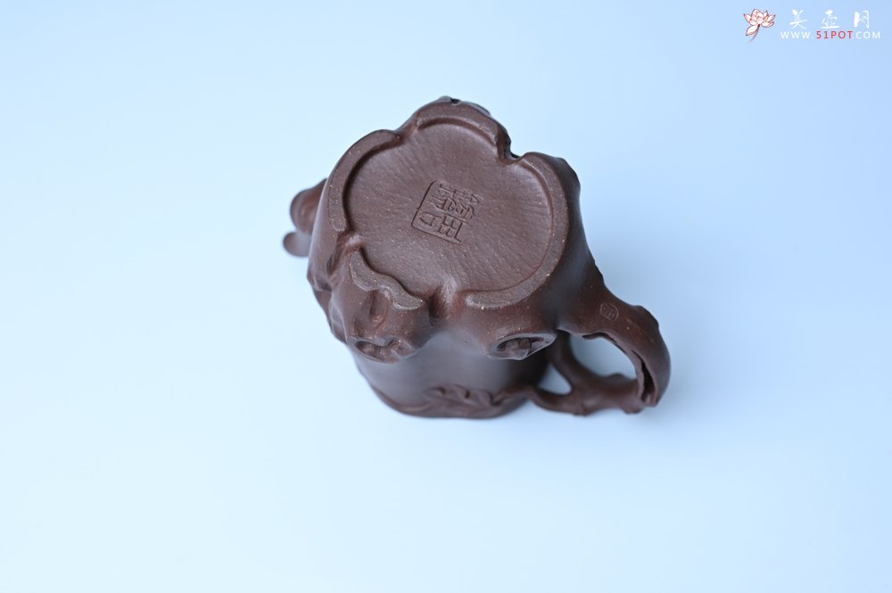 紫砂壶图片：实力派工艺师周斌底槽青精品松鼠葡萄树桩壶 - 宜兴紫砂壶网