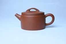紫砂壶图片：潜力股周小培全手工演绎特好降坡泥汉瓦壶 大口盖 - 宜兴紫砂壶网