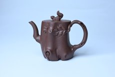 紫砂壶图片：实力派工艺师周斌底槽青精品松鼠葡萄树桩壶 - 宜兴紫砂壶网