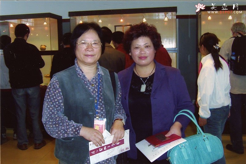 紫砂壶图片：与前香港陶瓷研艺协会黄美莉会长交流合影 - 宜兴紫砂壶网