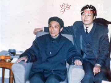 紫砂壶图片：与壶艺泰斗顾景舟大师合影 - 宜兴紫砂壶网