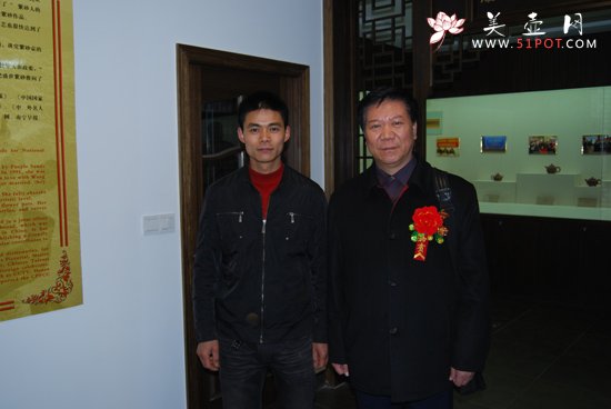 紫砂壶图片：与中国人民解放军总参谋部政委汪承兴合影 - 宜兴紫砂壶网