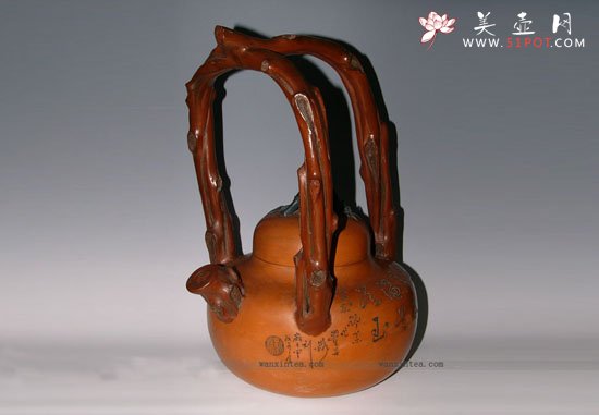 紫砂壶图片：特大壶十几年前的老壶 高级工艺师邵新和雕刻==[东坡提梁壶] - 宜兴紫砂壶网
