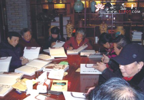 紫砂壶图片：《吴云根紫砂艺术》弟子现场签名 - 宜兴紫砂壶网