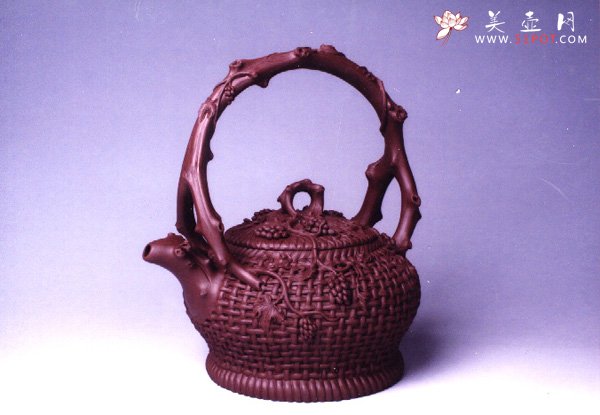 紫砂壶图片：葡萄盈筐提梁壶 - 宜兴紫砂壶网