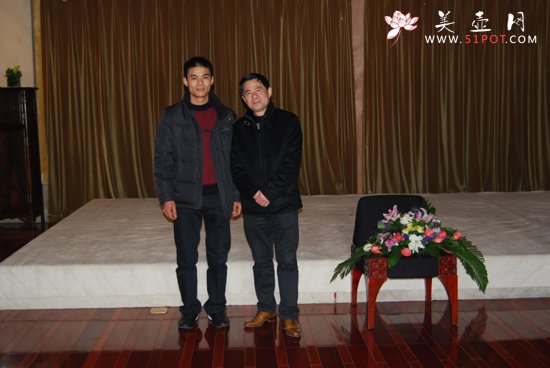 紫砂壶图片：与逸华总裁柯五一合影 - 宜兴紫砂壶网