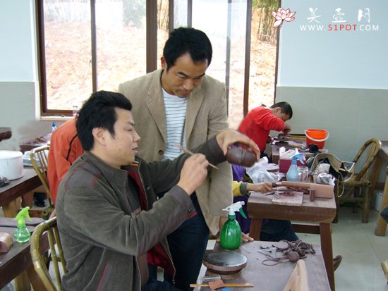 紫砂壶图片：杨唯高指点壶艺 - 宜兴紫砂壶网