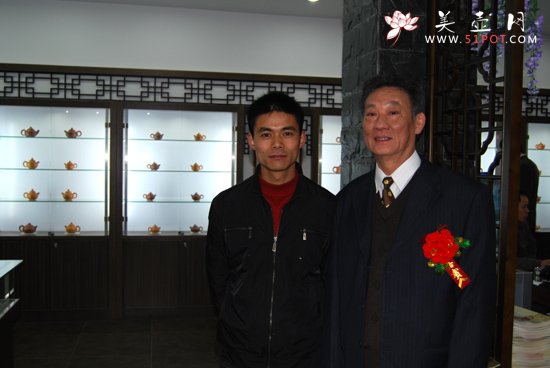 紫砂壶图片：与中国人民解放军国防大学教授博士生导师王江淮将军合影 - 宜兴紫砂壶网