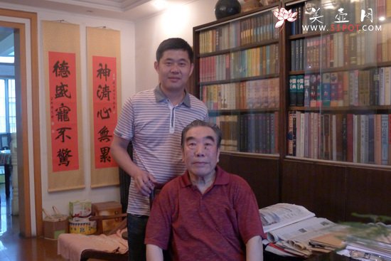 紫砂壶图片：与《紫砂壶全书》作者韩其楼老先生合影 - 宜兴紫砂壶网