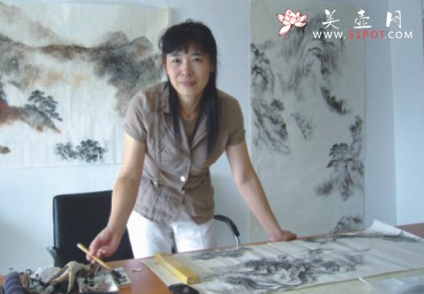 紫砂壶图片：现场作画 - 宜兴紫砂壶网