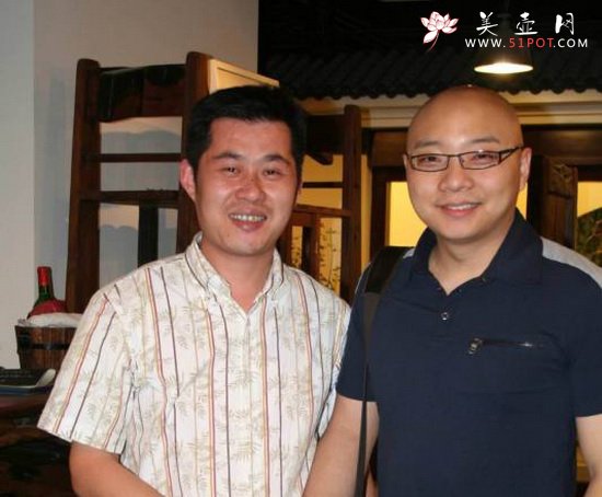 紫砂壶图片：与中央电视台著名主持人王凯合影 - 宜兴紫砂壶网