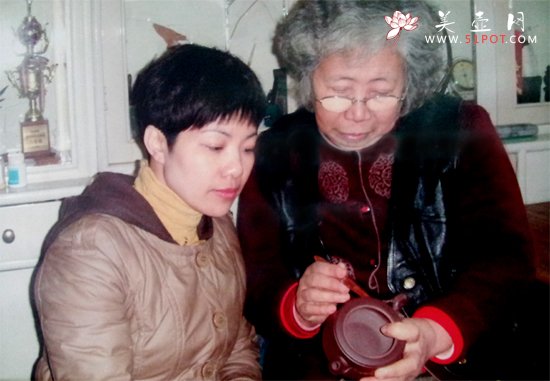 紫砂壶图片：师傅精心指导壶艺 - 宜兴紫砂壶网