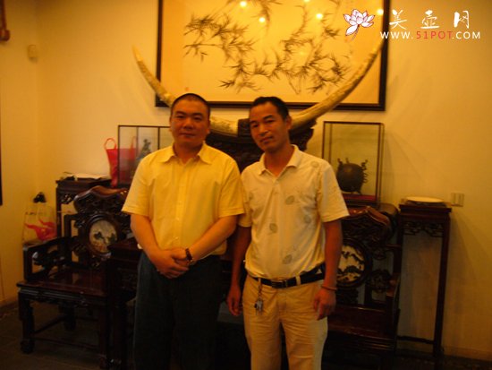 紫砂壶图片：与江苏省工艺美术大师季益顺合影 - 宜兴紫砂壶网