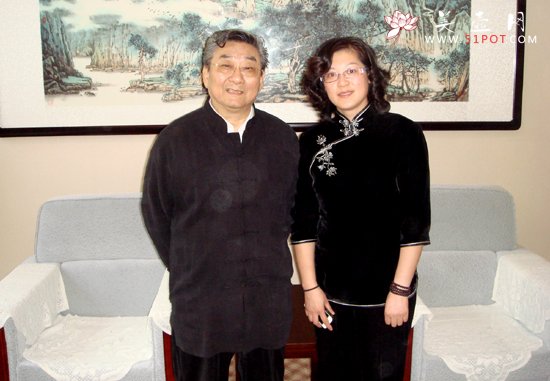 紫砂壶图片：与韩天衡篆刻大师合影 - 宜兴紫砂壶网