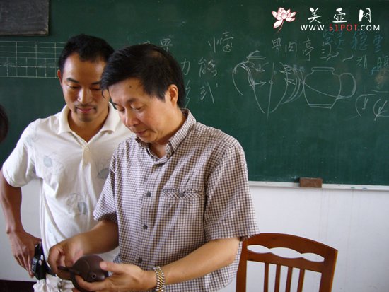 紫砂壶图片：储集泉指点壶艺 - 宜兴紫砂壶网