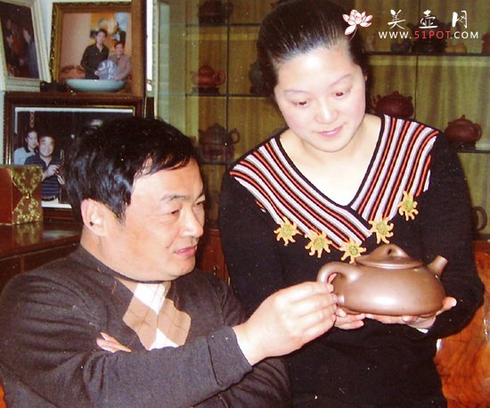 紫砂壶图片：与徐安碧大师合影 - 宜兴紫砂壶网