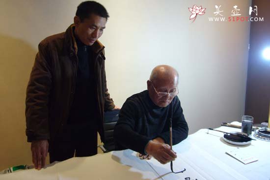 紫砂壶图片：与林散之之子林筱之合影 - 宜兴紫砂壶网