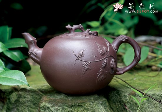 紫砂壶图片：松鼠葡萄 - 宜兴紫砂壶网