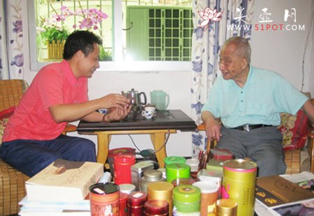 紫砂壶图片：许立忠与茶界泰斗张天福品茶论壶 - 宜兴紫砂壶网