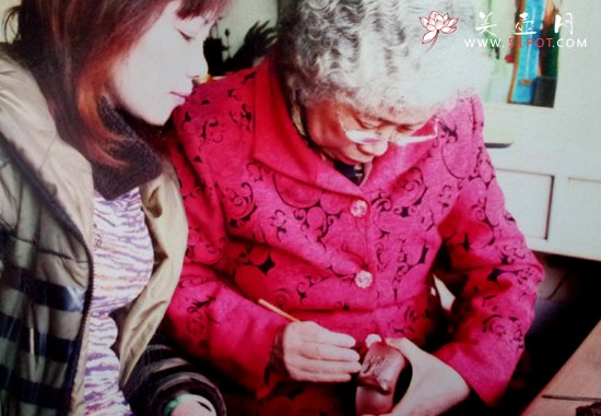 紫砂壶图片：师傅精心指导壶艺 - 宜兴紫砂壶网