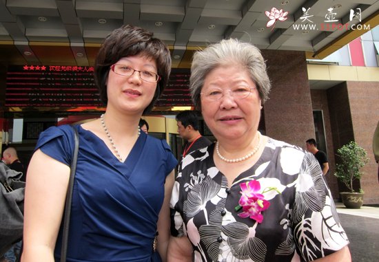 紫砂壶图片：与曹婉芬大师合影 - 宜兴紫砂壶网