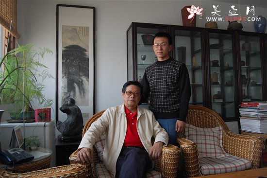 紫砂壶图片：与恩师在工作室 - 宜兴紫砂壶网