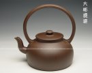 紫砂壶图片：全手工《大彬提梁》容量：1100cc，泥料：龙山名砂，质感丰富，吴建平最新力作，出断水特棒，款形到位 - 宜兴紫砂壶网