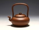 紫砂壶图片：提梁虚扁壶 - 宜兴紫砂壶网