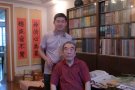 紫砂壶图片：与《紫砂壶全书》作者韩其楼老先生合影 - 宜兴紫砂壶网