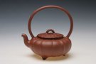 紫砂壶图片：三足筋纹提梁 - 宜兴紫砂壶网