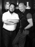 紫砂壶图片：与师傅吕俊杰合影 - 宜兴紫砂壶网