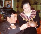 紫砂壶图片：与徐安碧大师合影 - 宜兴紫砂壶网